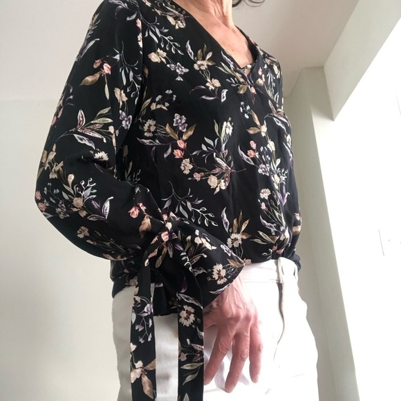 Dex - Black Floral  Bell Sleeves with Bow Size M - Picture 6 of 15